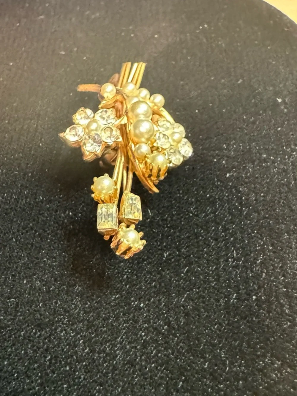 VTG delicate gold tone floral brooch w/faux pearls & clear rhinestone accents
